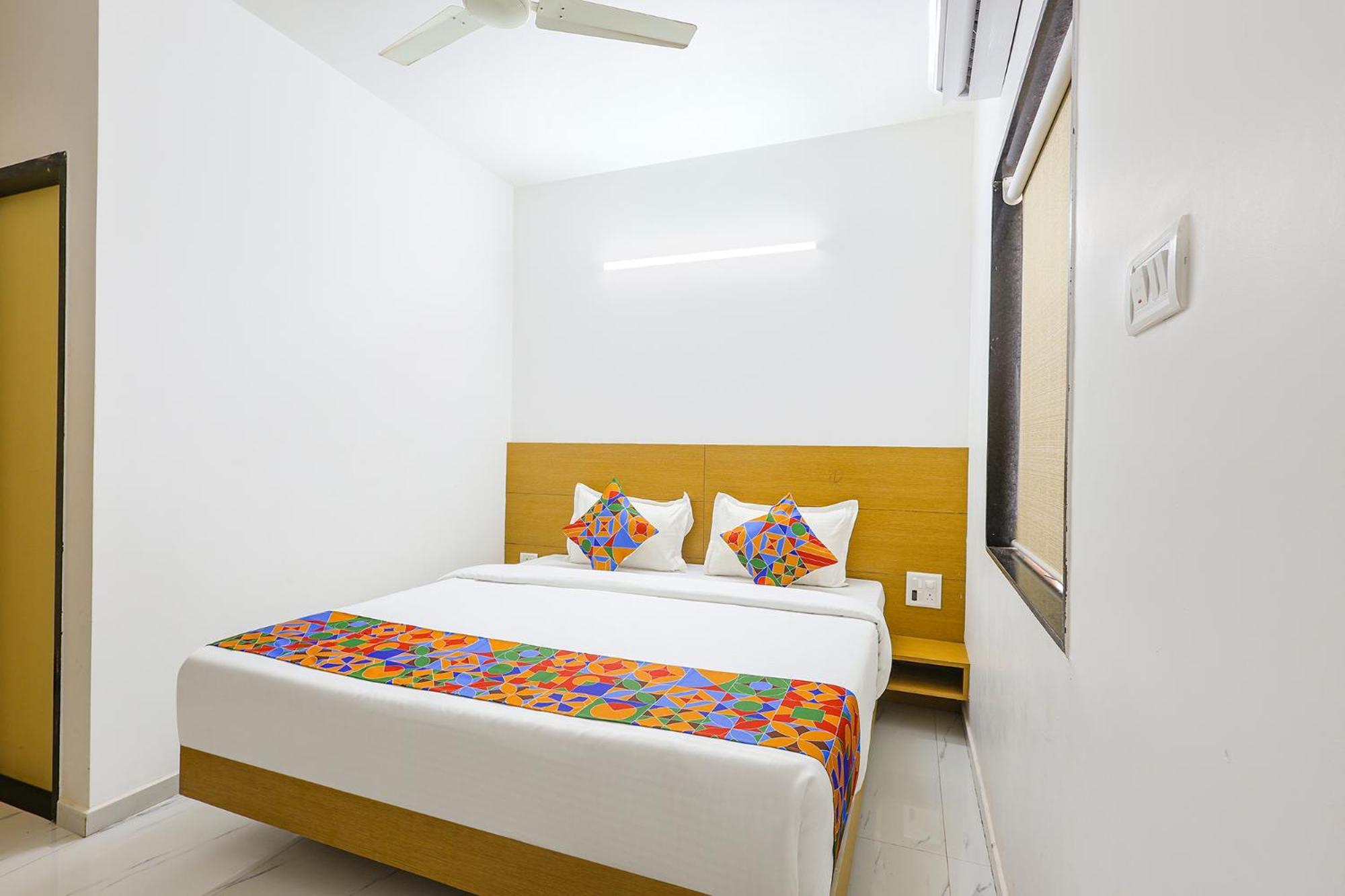 Hotel Pednekar Plaza